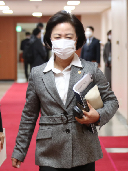 추미애 법무부 장관이 24일 정부서울청사에서 열린 국무회의에 참석하고 있다. 연합뉴스